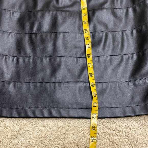 Lena Gabrielle Layered Tiered Faux Leather Pencil Skirt Edgy Knee Length Size 8 - Picture 7 of 9